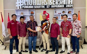 Massifkan Literasi Politik, Bawaslu Jatim Bagi 3 Buku ke 38 Bawaslu Kabupaten/Kota