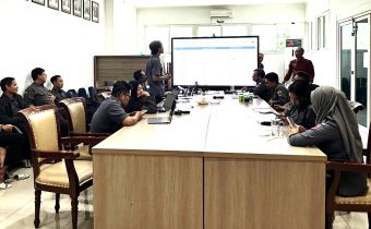 Tingkatkan Kolaborasi antar Bagian, Bawaslu Jatim Laksanakan Staff Meeting