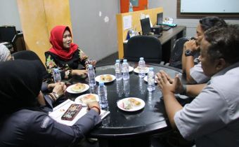 Kunjungi JTV, Bawaslu Jatim Saling Bertukar Informasi Program