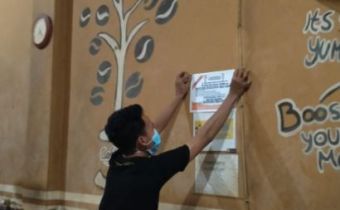 Rekrutmen PTPS, Bawaslu Surabaya Pasang Pamflet di Pasar dan Warkop