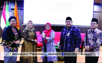 Bawaslu Jatim Launching Buku Perempuan Yang
