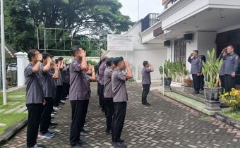 Kepala Sekretariat Bawaslu jawa timur memimpin apel perdana tahun 2026