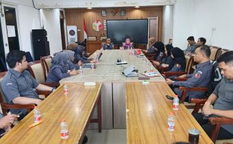 suarana rapat divisi SDM Bawaslu Jatim, pada Selasa, 6 Januari 2026