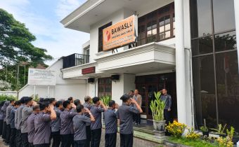 Ketua Bawaslu Jatim, A. Warits (berjas cokelat) saat menjadi pembina Apel, 12 Januari 2026