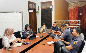 Anggota Bawaslu Jatim, Dewita Hayu Shinta (baju putih) sedang memimpin rapat internal divisi hukum dan diklat Bawaslu Provinsi Jawa Timur pada, 13 Januari 2026