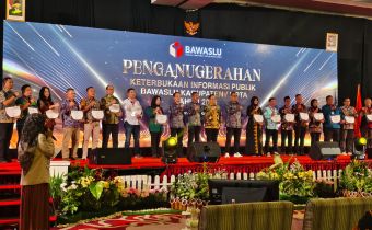 Endah Apresiasi Bawaslu Bojonegoro Terbaik PPID se-Jatim oleh Bawaslu RI