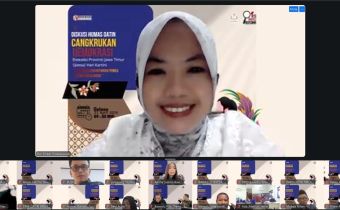 Anggota Bawaslu Jatim, Dwi Endah Prasetyowati saat membuka cangkruan demokrasi, 21 April 2026