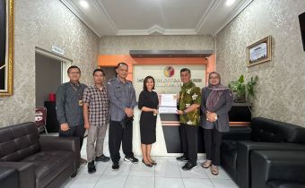 Bawaslu Jawa Timur Terima Piagam Penghargaan Wajib Pajak dari KPP Pratama Surabaya Sukomanunggal