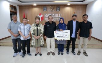 Bawaslu Serahkan Dana Kerohiman kepada Ahli Waris Staf Bawaslu Kota Probolinggo