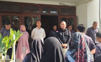 Anggota Bawaslu RI, Totok Hariyono saat memimpin apel pada Senin, 11 Mei 2026