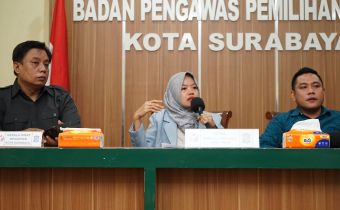 Dwi Endah Prasetyowati saat di Bawaslu Surabaya