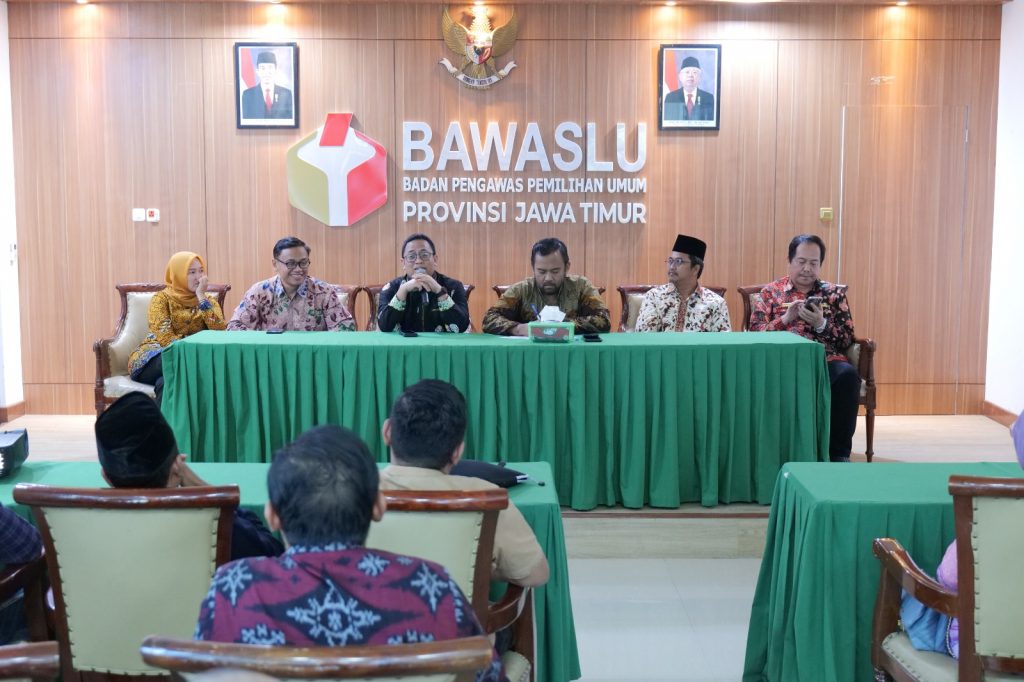 Anggota Bawaslu RI Bapak Puadi dalam memberikan sambutannya di Kantor Bawaslu Provinsi Jawa Timur